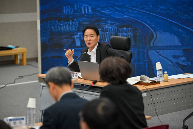황병직 영주시장 당선인이 16일 공무원들에게 주요 현안 업무에 대해 질의하고 있다. /인수위원회