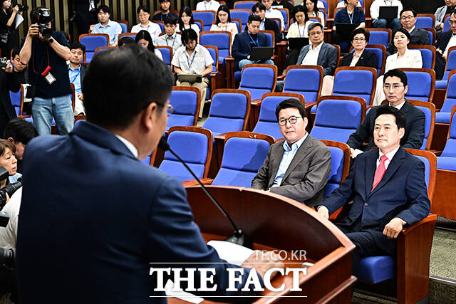 정점식 원내대표 모두발언 듣는 장동혁 대표.