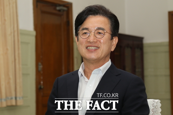허태정 대전시장 당선인이 지난 16일 <더팩트>와 인터뷰를 진행하고 있다. /정예준 기자