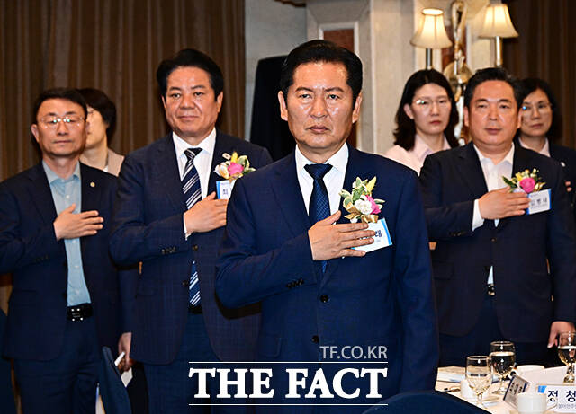 김미경 참좋은지방정부협의회 회장과 정청래 더불어민주당 대표, 황명선 최고위원, 김용 전 민주연구원장(왼쪽 네번째부터) 등 참석자들이 17일 오후 서울 여의도 켄싱턴호텔에서 열린 2026 참좋은지방정부협의회 상반기 정기총회에서 기념사진 촬영을 하고 있다. /배정한 기자