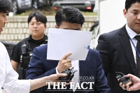  '당원 가입 강요' 신천지 전 요한지파 총무 A 씨 '얼굴 가린 채 법원 출석' [TF사진관]
