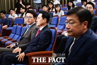  '장동혁 대표 거취는?'...긴장감 흐르는 국민의힘 의원총회 [TF사진관]