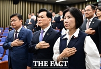  국기에 대한 경례하는 김미애 의원 [포토]