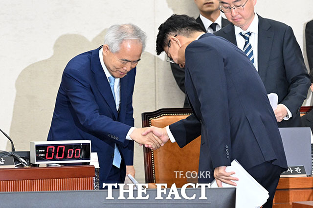 윤상현 위원장이 18일 오전 서울 여의도 국회에서 열린 제9회 전국동시지방선거 투표용지부족 사태 등 국민참정권 침해 진상규명 및 선거관리 개혁을 위한 국정조사 특별위원회 제1차 전체회의에서 회의를 주재하고 있다. /국회=서예원 기자