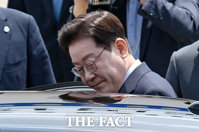 순방 일정 마친 뒤 귀국해 인사하는 이재명 대통령 부부.