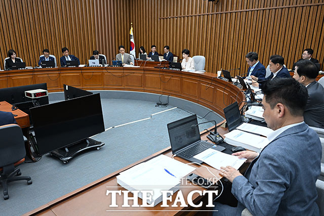 백혜련 인사청문특별위원회 위원장이 18일 오후 서울 여의도 국회에서 열린 한성숙 국무총리 후보자의 임명 동의에 관한 인사청문특별위원회 전체 회의에서 의사봉을 두드리고 있다. /국회=서예원 기자