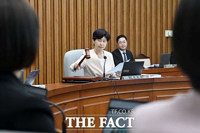 백혜련 인사청문특별위원회 위원장이 18일 오후 서울 여의도 국회에서 열린 한성숙 국무총리 후보자의 임명 동의에 관한 인사청문특별위원회 전체 회의에서 의사봉을 두드리고 있다. /국회=서예원 기자