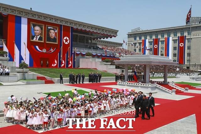 북러 조약은 푸틴 대통령이 방북했던 2024년 6월 19일 체결됐다. 사진은 2024년 6월 19일 북한 평양 김일성광장에서 열린 공식 환영식에 참석한 블라디미르 푸틴 러시아 대통령(왼쪽)과 김정은 북한 국무위원장. /AP. 크렘린궁.