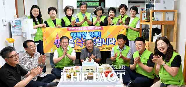 대구시 군위군 의흥면 지역사회보장협의체 위원들과 마을 주민들이 82세 홀몸 어르신 집을 방문해 정성껏 차린 따뜻한 생신상을 함께 나누며 뜻 깊은 시간을 보내고 있다. /군위군