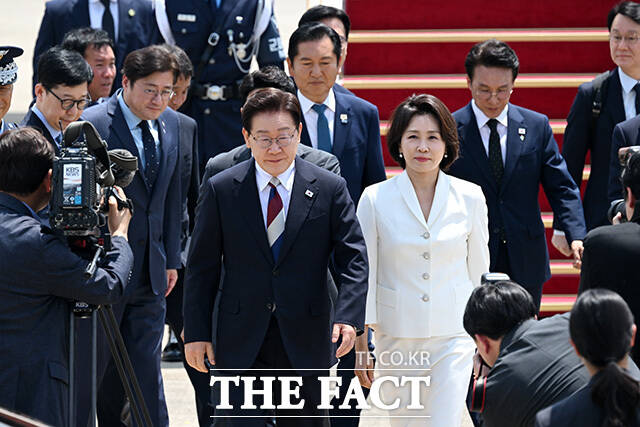 유럽 방문과 G7(주요 7개국) 정상회의 참석 등 순방 일정을 마친 이재명 대통령이 18일 오전 경기도 성남시 서울공항에 도착해 이동하고 있다. /서울공항=남용희 기자