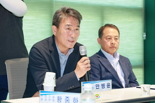안병윤 예천군수 당선인이 지난 15일 첫 회의에서 모두 발언을 하고 있다. /예천발전준비위원회