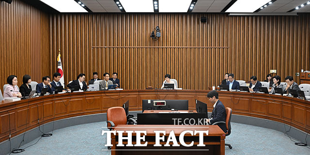 백혜련 인사청문특별위원회 위원장이 18일 오후 서울 여의도 국회에서 열린 한성숙 국무총리 후보자의 임명 동의에 관한 인사청문특별위원회 전체 회의에서 의사봉을 두드리고 있다. /국회=서예원 기자