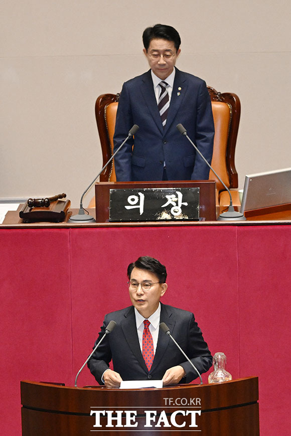 윤상현 위원장이 제9회 전국동시지방선거 투표용지 부족사태 등 국민참정권 침해 진상규명 및 선거관리 개혁을 위한 국정조사계획서 승인의 건에 대한 제안 설명을 하고 있다.