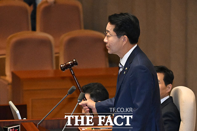 조정식 국회의장이 의사봉을 두드리고 있다.
