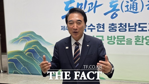 박수현 충남도지사 당선인이 18일 금산다락원에서 열린 논산·계룡·금산 타운홀미팅 전 기자들을 만나 지역 현안에 대해 브리핑을 하고 있다. /정예준 기자