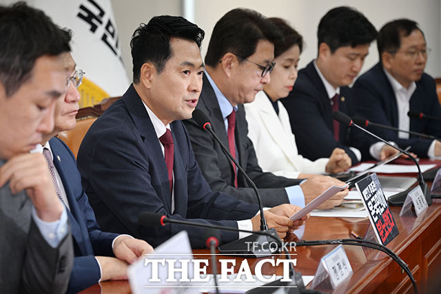 장동혁 국민의힘 대표(가운데)가 18일 오전 서울 여의도 국회에서 열린 최고위원회의에서 모두발언을 하고 있다. /국회=서예원 기자