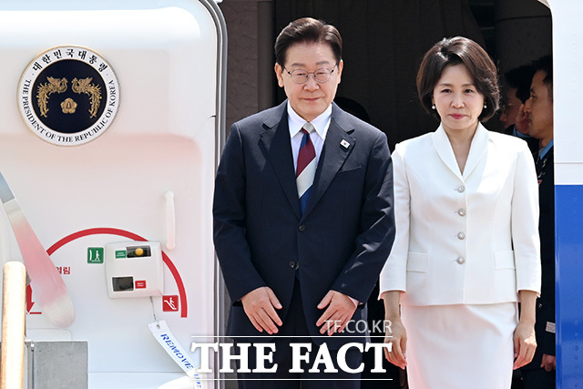 유럽 방문과 G7(주요 7개국) 정상회의 참석 등 순방 일정을 마친 이재명 대통령과 김혜경 여사가 18일 오전 경기도 성남시 서울공항에 도착해 공군 1호기에서 내리고 있다. /서울공항=남용희 기자