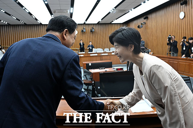 백혜련 인사청문특별위원회 위원장이 18일 오후 서울 여의도 국회에서 열린 한성숙 국무총리 후보자의 임명 동의에 관한 인사청문특별위원회 전체 회의에서 의사봉을 두드리고 있다. /국회=서예원 기자