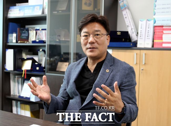 최만식 경기도의원(성남2)이 17일 <더팩트>와 3선 당선 소감 및 대표의원 출마 배경 등에 대한 인터뷰를 하고 있다. /박아론 기자
