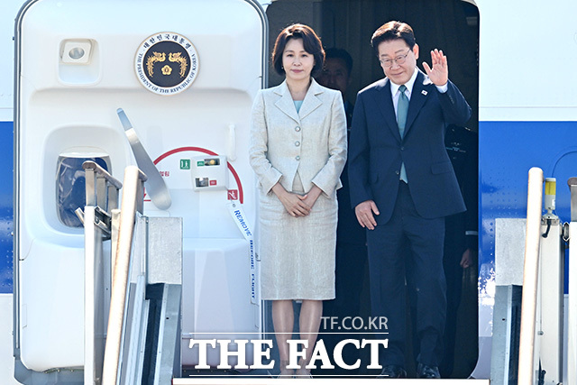 이재명 대통령은 17일(현지시간) 오후 G7 정상회의 일정을 마무리하고 스위스 제네바 공항에서 공군1호기로 귀국길에 올랐다. 이 대통령과 영부인 김혜경 여사가 9일 오전 경기도 성남시 서울공항에서 공군1호기에 탑승하며 인사를 하고 있다. /남용희 기자
