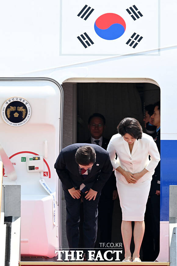 귀국한 이재명 대통령과 김혜경 여사.