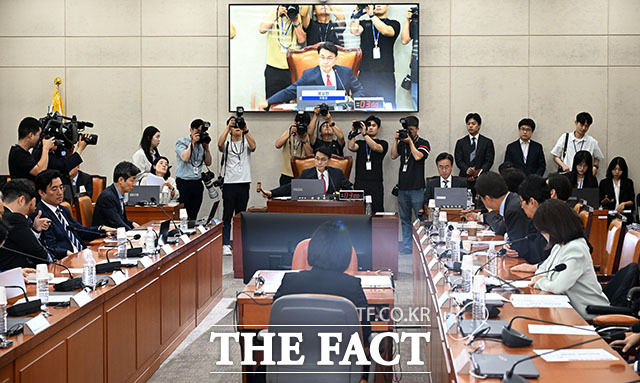 윤상현 위원장이 18일 오전 서울 여의도 국회에서 열린 제9회 전국동시지방선거 투표용지부족 사태 등 국민참정권 침해 진상규명 및 선거관리 개혁을 위한 국정조사 특별위원회 제1차 전체회의에서 회의를 주재하고 있다. /국회=서예원 기자
