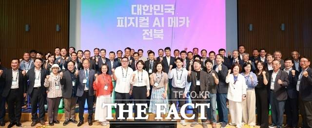18일 서울시청 다목적홀에서 대한민국 피지컬AI 메카, 새만금과 전북 공동발대식이 열린 가운데 이원택 전북도지사 당선인과 정동영 통일부 장관, 곽영길 전북도민회중앙회장, 조지훈 전주시장 당선인, 염용섭 SK경제연구소장, 이광형 KAIST 한국과학기술원 총장, 이연수 엔씨소프트 AI대표 등 피지컬AI 관련 기업 대표, 학계 및 전문가 등이 기념 촬영을 하고 있다. /인수위