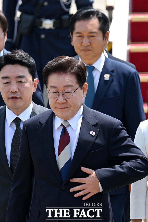 뒤따르는 정 대표.