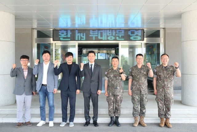 hy가 지난 16일 육군 제25보병사단을 방문해 총 2000만원 상당의 위문금품을 전달했다. /hy