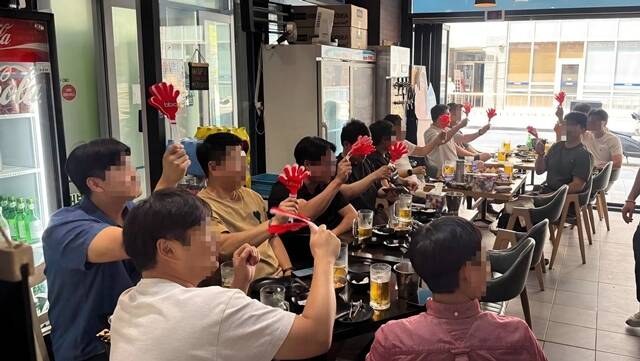 제너시스BBQ 그룹의 BBQ는 한국 축구대표팀 경기일에 맞춰 오는 19일과 25일 BBQ앱 주문 시간을 오전 8시부터 운영한다. 사진은 지난 12일 체코전 당시 조기 오픈한 BBQ 동탄역점의 모습. /제너시스BBQ 그룹