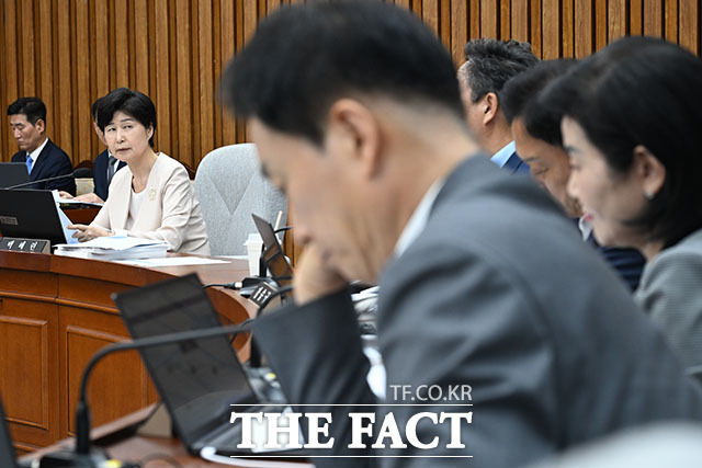 백혜련 인사청문특별위원회 위원장이 18일 오후 서울 여의도 국회에서 열린 한성숙 국무총리 후보자의 임명 동의에 관한 인사청문특별위원회 전체 회의에서 의사봉을 두드리고 있다. /국회=서예원 기자