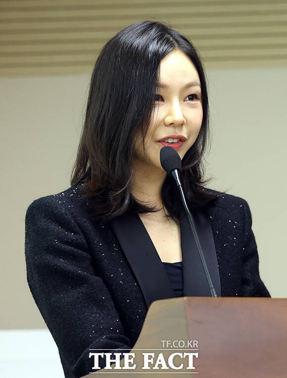 이석연 국민통합위원장(왼쪽)이 18일 오전 서울 종로구 정부서울청사에서 열린 홍보대사 위촉식에서 진솔 지휘자에게 홍보대사 위촉장을 수여한 뒤 기념촬영을 하고 있다. /국민통합위원회