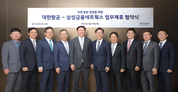사진은 체결식에 참석한 (좌측부터) 하은용 대한항공 재무부문 부사장, 박병률 진에어 대표, 송보영 아시아나항공 대표, 류경표 한진칼 대표이사 부회장, 우기홍 대한항공 대표이사 부회장, 홍원학 삼성생명 사장, 이문화 삼성화재 사장, 박종문 삼성증권 사장, 김이태 삼성카드 사장, 김우석 삼성자산운용 대표가 기념사진을 촬영하는 모습. /대한항공