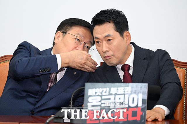 장동혁 국민의힘 대표(가운데)가 18일 오전 서울 여의도 국회에서 열린 최고위원회의에서 모두발언을 하고 있다. /국회=서예원 기자