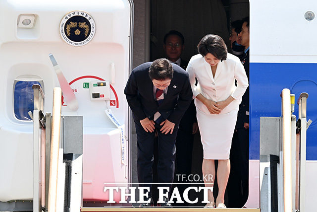 순방 일정 마친 뒤 귀국해 인사하는 이재명 대통령 부부.