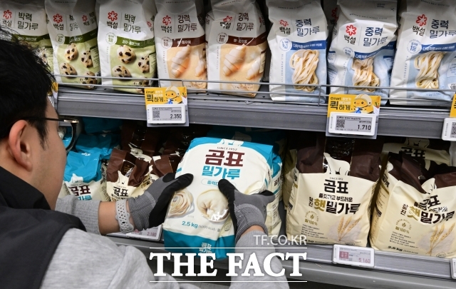 대한제분이 역성장 위기에 직면한 상황에서 주가마저 지지부진해 주주들의 반발을 사고 있다. 최근에는 밀가루 공급 가격 담합 혐의로 수천억 원대 과징금을 받았다. 사진은 지난 2월 서울의 한 대형마트에서 직원이 대한제분의 곰표 밀가루를 정리하고 있다. /이새롬 기자