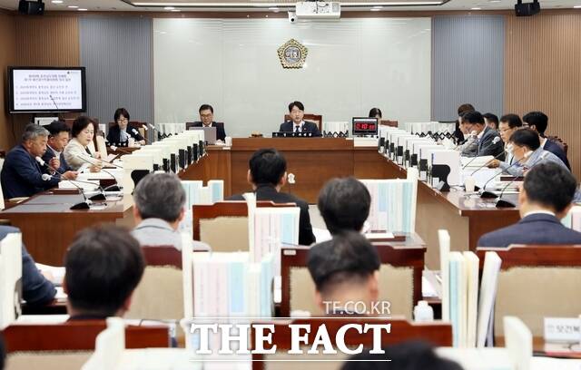 충남도의회 예산결산특별위원회가 18일 충남도교육청 소관 추가경정예산안을 심의하고 있다. /충남도의회