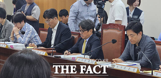 권순원 최저임금위원장이 18일 세종시 정부세종청사에서 열린 최저임금위 7차 전원회의에서 노사 위원들의 발언을 듣고 있다./세종=박은평 기자