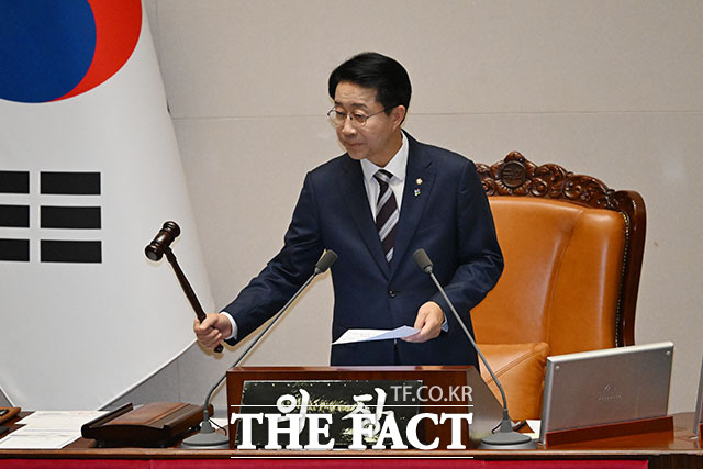 조정식 국회의장이 18일 오후 서울 여의도 국회에서 열린 제436회 국회(임시회) 3차 본회의에서 의사봉을 두드리고 있다. /국회=서예원 기자