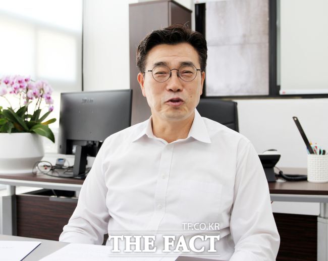 지난 17일 인수위 사무실에서 더팩트와 인터뷰하고 있는 최원용 평택시장 당선인. /박아론 기자