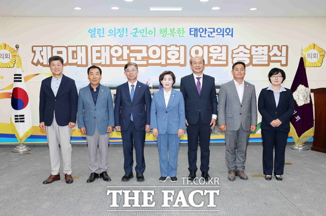 제9대 태안군의회 의원들이 본회의장에서 송별식 행사 후 기념촬영을 하고 있다. /테안군의회