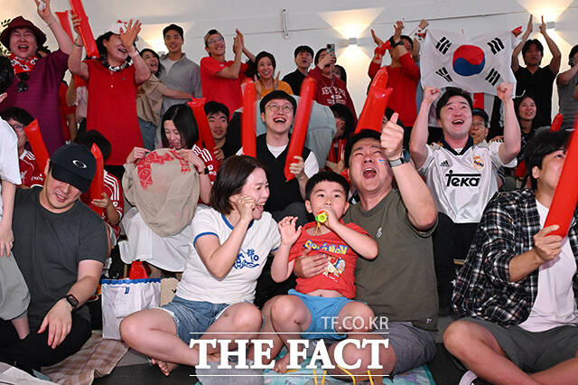 대한민국과 체코의 2026 국제축구연맹(FIFA) 북중미월드컵 조별리그 A조 1차전이 열린 지난 12일 서울 성동구 뚝섬한강공원 복합문화공간 한강플플에서 경기중계를 보던 시민들이 오현규의 역전골에 환호하고 있다. /김성렬 기자