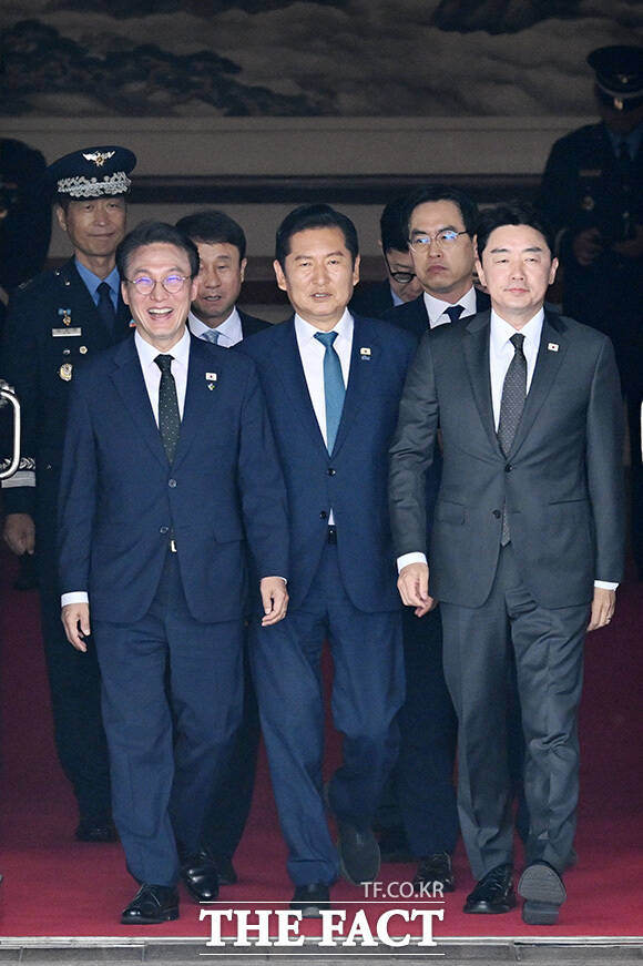 유럽 방문과 G7(주요 7개국) 정상회의 참석 등 순방 일정을 마친 이재명 대통령 귀국 환영 행사 참석하는 김민석 국무총리와 정청래 더불어민주당 대표, 강훈식 비서실장(앞줄 왼쪽부터).