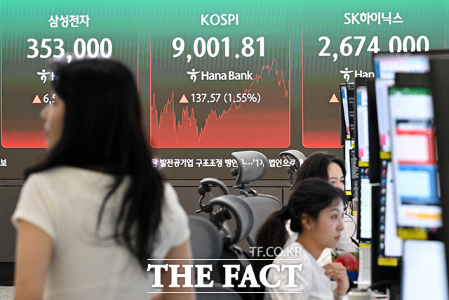코스피, 장중 사상 첫 9000 돌파.