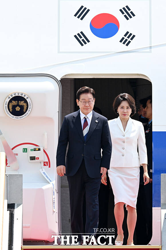 순방 일정 마친 뒤 귀국해 인사하는 이재명 대통령 부부.