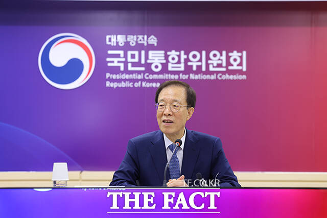 이석연 국민통합위원장(왼쪽)이 18일 오전 서울 종로구 정부서울청사에서 열린 홍보대사 위촉식에서 진솔 지휘자에게 홍보대사 위촉장을 수여한 뒤 기념촬영을 하고 있다. /국민통합위원회
