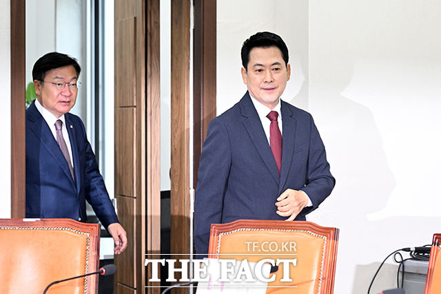 장동혁 국민의힘 대표(가운데)가 18일 오전 서울 여의도 국회에서 열린 최고위원회의에서 모두발언을 하고 있다. /국회=서예원 기자
