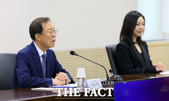 이석연 국민통합위원장(왼쪽)이 18일 오전 서울 종로구 정부서울청사에서 열린 홍보대사 위촉식에서 진솔 지휘자에게 홍보대사 위촉장을 수여한 뒤 기념촬영을 하고 있다. /국민통합위원회