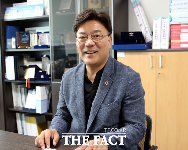 최만식 경기도의원(성남2)이 17일 더팩트와 3선 당선 소감 및 대표의원 출마 배경 등에 대한 인터뷰를 하고 있다. /박아론 기자
