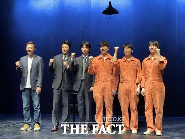 장진 작·연출과 배우 박건형 강승호 고상호 김한결 이현우(왼쪽부터)가 18일 오후 서울 종로구 예스24스테이지에서 진행된 연극 '댄포스가 옳았다'의 프레스콜에 참석해 다양한 이야기를 나눴다. /문채영 기자